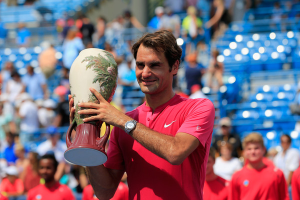 Federer hoists the trophy in Cincinnati back in 2015, his last appearance at the event. Photo: Rob Carr/Getty Images