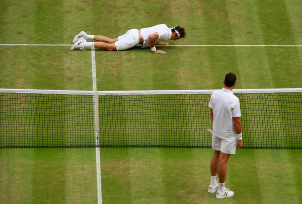 Federer (tops) falls during a point late in the fourth set. Photo: Shaun Botterill/Getty Images