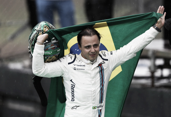 Orgulloso portador de la bandera de Brasil por el paddock tras su accidente | Fuente: Getty Images