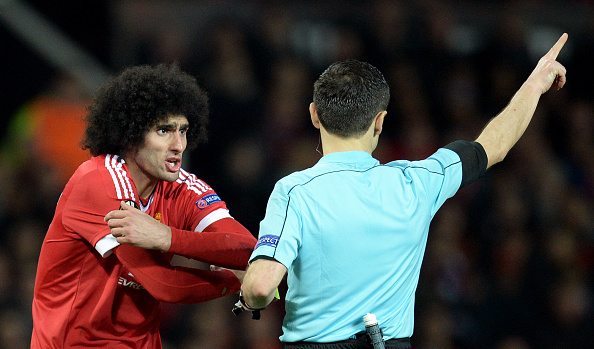 Fellaini complains to the referee against Liverpool | Photo: Oli Scarff/AFP