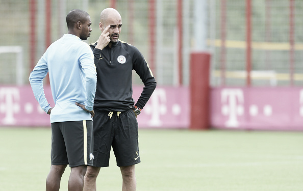 Fernandinho e Guardiola conversam durante treino do Manchester City (Foto: Christof Stache/APF)