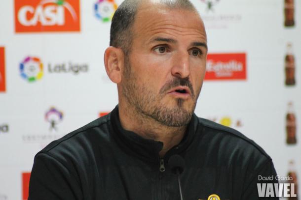 Fernando Soriano, entrenador del Almería, durante una rueda de prensa | Foto: VAVEL - David García