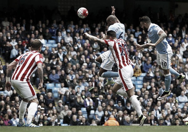 Fernando cabeceó el córner de Navas para inaugurar el marcador | Foto: Premier League