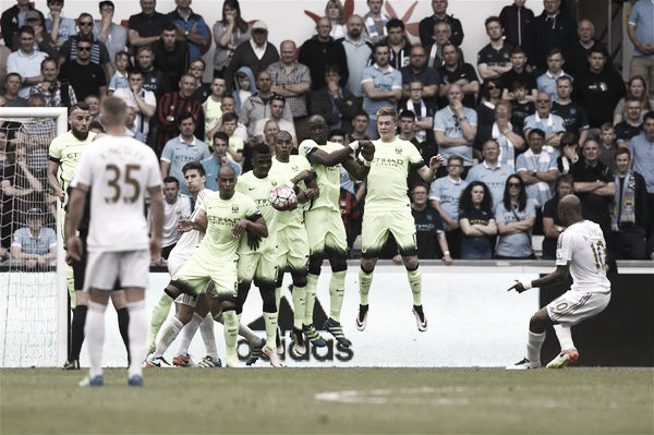 Fernando remataba ese balón y ponía el 1-1 en el marcador | Foto: Premier League