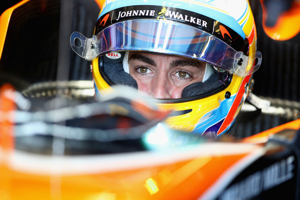 Lo sguardo perso di Alonso, anche oggi costretto al ritiro. Fonte foto: Getty Images AsiaPac