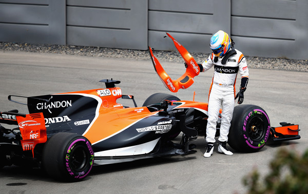 Fernando Alonso se baja de su McLaren en la FP1 | Fuente: Zimbio