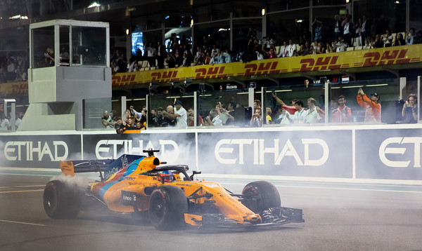 Fernando Alonso realiza donuts tras terminar la carrera | Fuente: Getty Images