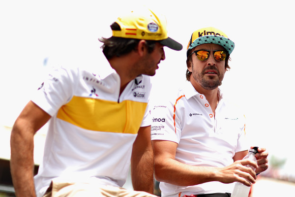 Fernando Alonso con Carlos Sainz durante el GP de Francia. fuente: Getty Images