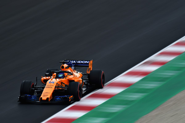 Alonso con el MCL33 durante los test. Fuente: Getty Images