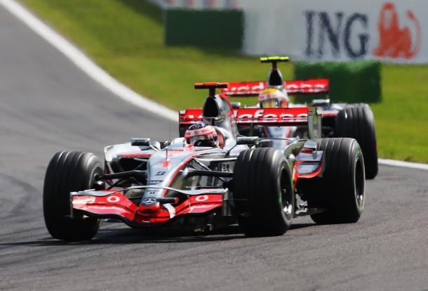 Fernando Alonso y Lewis Hamilton durante el GP de Bélgica de 2007 | Fuente: Getty Images