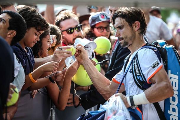 David Ferrer signs autographs after his win on Thursday. Photo: Rio Open