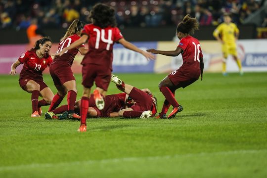 Andreia Norton celebra con sus compañeras el gol que valió la clasificación al Europeo / www.fpf.pt 