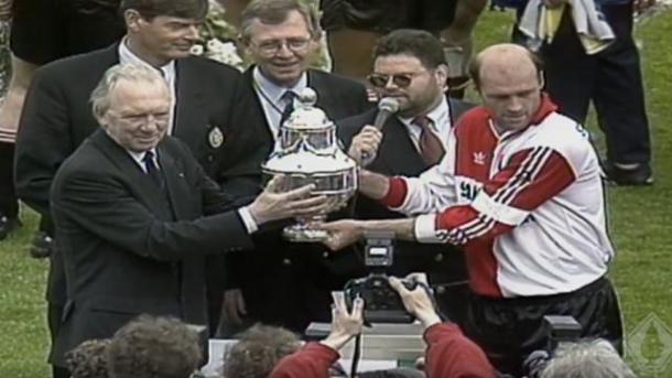 entrega de la copa holandesa al capitan de Feyenoord en 2008 | Foto: TOTO KNVB Beker