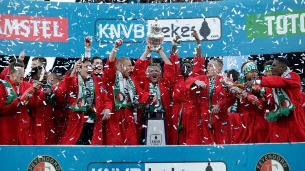 Dirk Kuyt levantando la KNVB Beker | Foto: knvb.nl