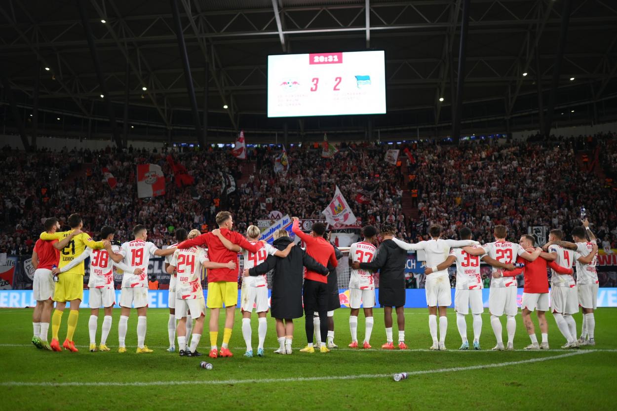Futbolistas del RB Leipzig celebrando la victoria junto a su afición / Fuente: RB Leipzig