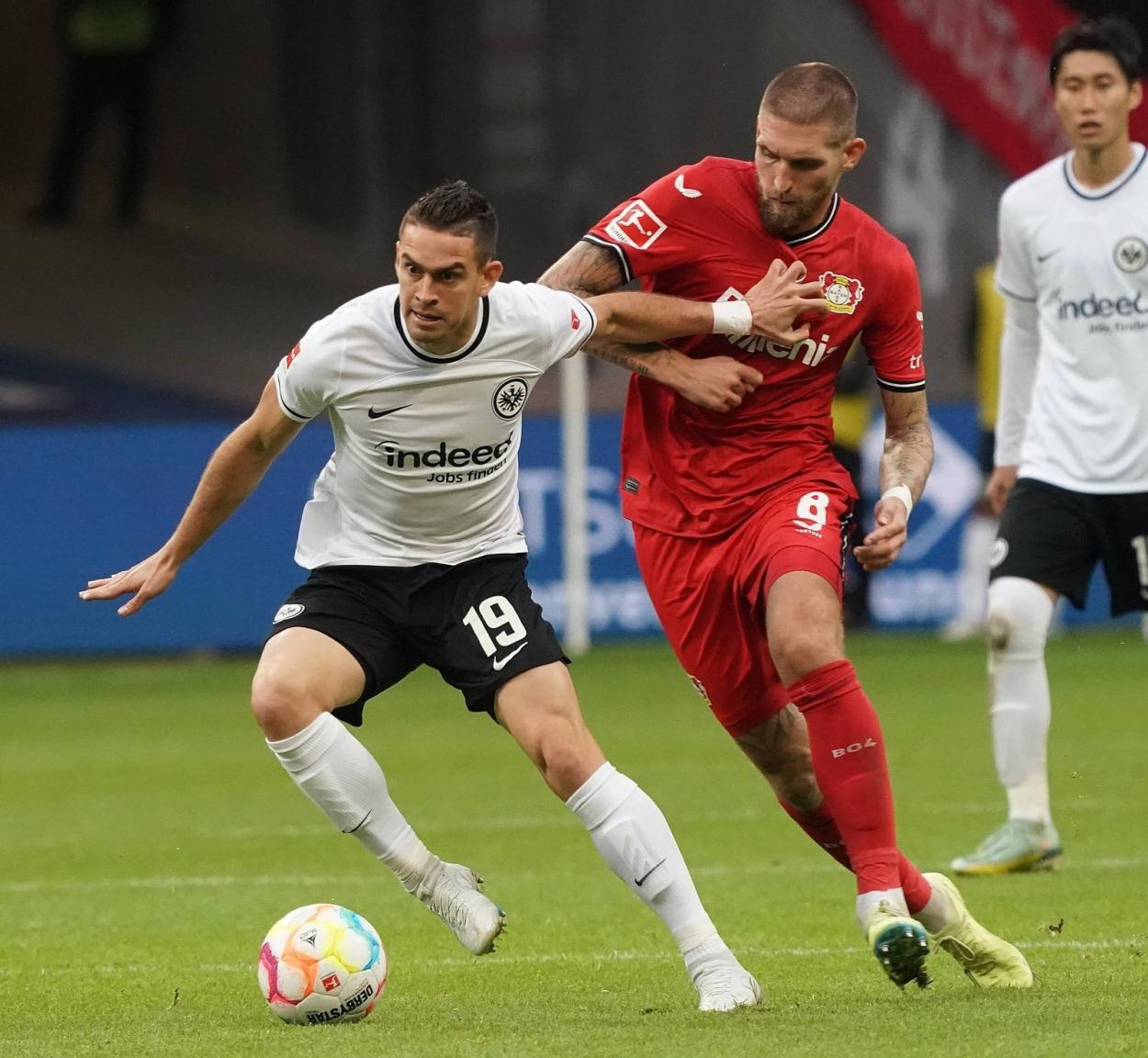 Santos Borré protegiendo el balón / Fuente: Eintracht Frankfurt