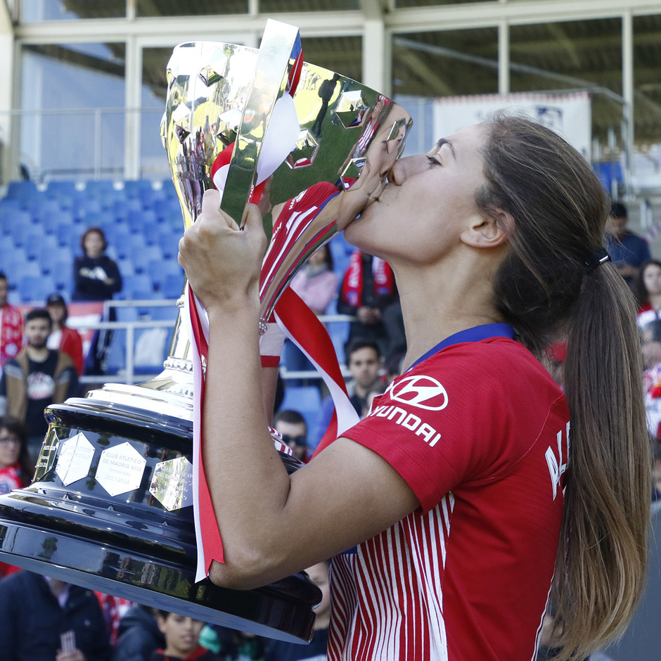 Laia besando el trofeo de liga | Foto: Atlético de Madrid