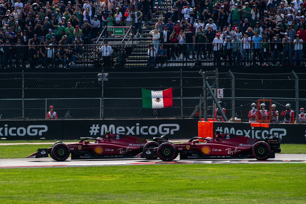 Los Ferrari juntos durante la carrera. | Foto: @ScuderiaFerrari (Twitter)