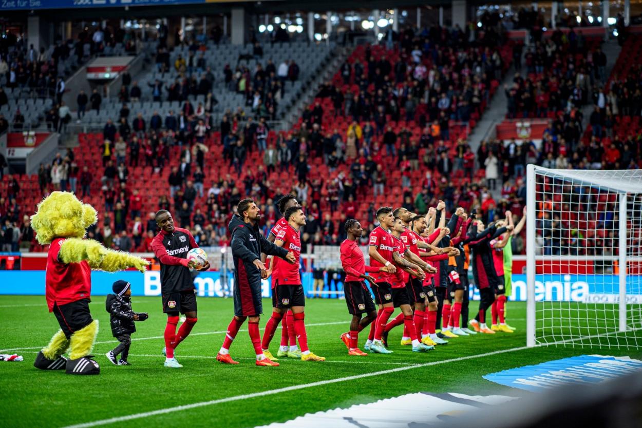 Celebración del equipo junto a la afición / Fuente: Bayer 04 Leverkusen