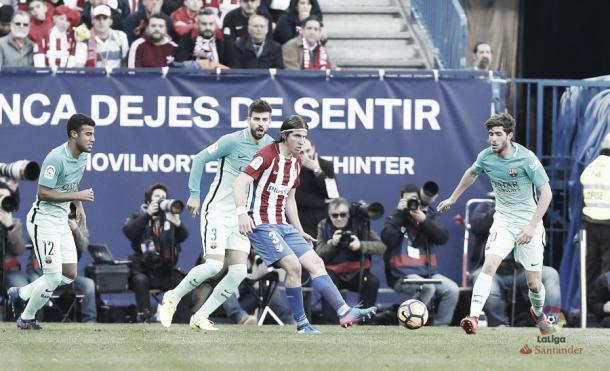 Filipe Luis entre tres rivales en el último partido del Atlético | Foto: La Liga Santander