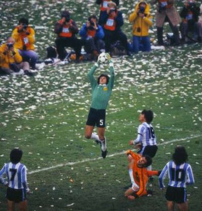 Fillol descuelga un centro en la final ante Holanda. FOTO: Clarín