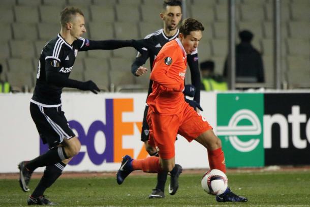 Federico Chiesa intenta regatear a Agolli en el partido ante el Qarabağ | Foto: ACF Fiorentina