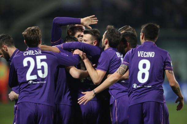 Los jugadores violas se abrazan tras uno de los goles marcados al Sassuolo | Foto: ACF Fiorentina