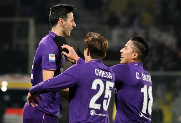 Chiesa y Salcedo felicitan a Kalinić por uno de sus dos goles | Foto: ACF Fiorentina