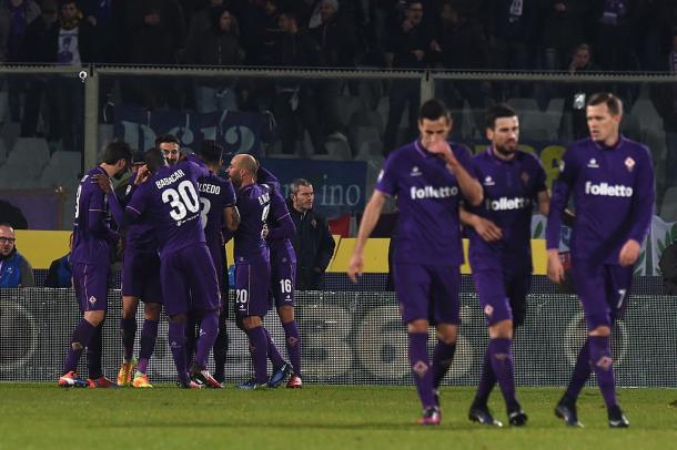Un grupo de jugadores celebra un tanto mientras Tomović, Iličić y Kalinić van al centro del campo | ACF Fiorentina