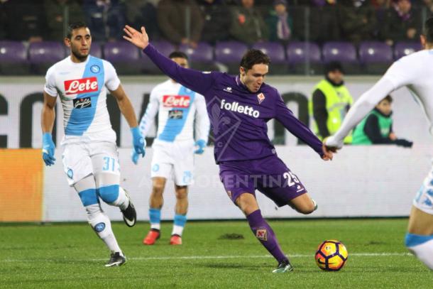 Federico Chiesa se dispone a tirar ante la mirada de Ghoulam | ACF Fiorentina