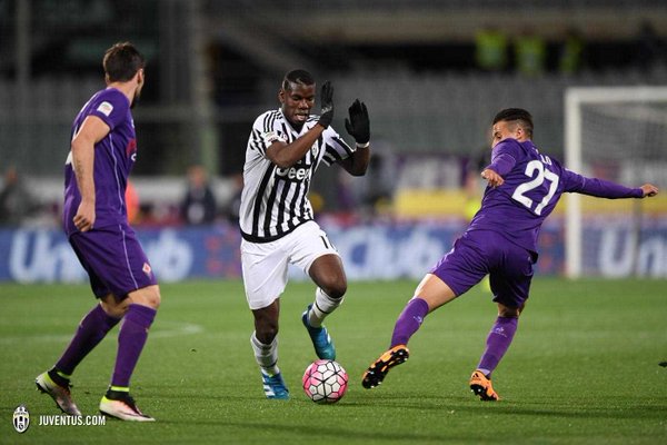 Tello intenta robar el balón a Pogba en el último partido | Foto: Juventus FC