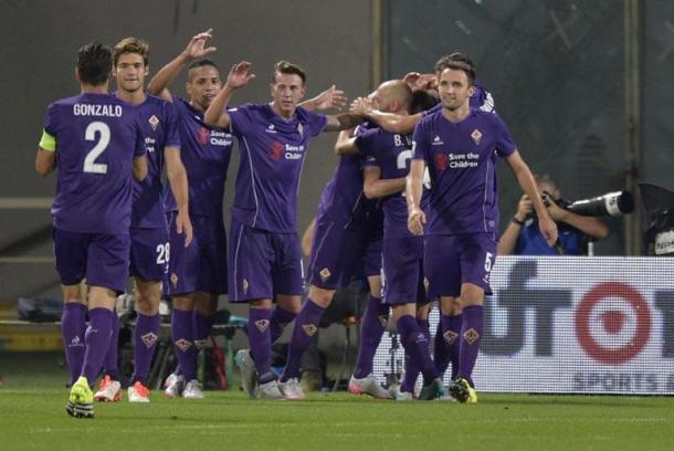 Los jugadores violas celebran uno de sus goles al Milan | Foto: Serie A