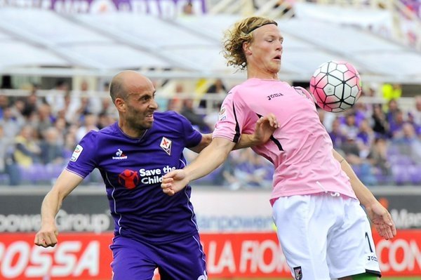 Valero defiende a Hiljemark | Foto: Serie A
