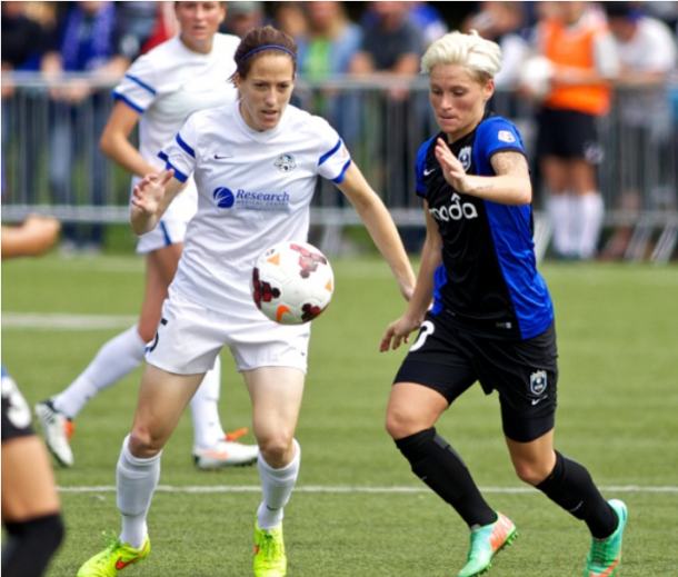 Jess Fishlock (10) of Seattle battles with Elizabeth Bogus (5) of Kansas City in the 2014 NWSL Championship Game | Photo: Craig Mitchelldyer - Getty Images