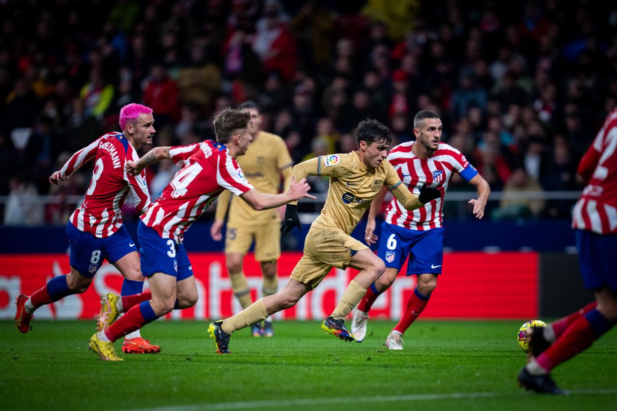 Pedri regateando a jugadores del Atlético de Madrid. Foto: @FCBarcelona
