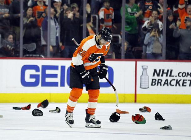 The Philadelphia Flyers' captain Claude Giroux collect a hat-trick. Photo/Tom Mihalek) (Tom Mihalek / AP)