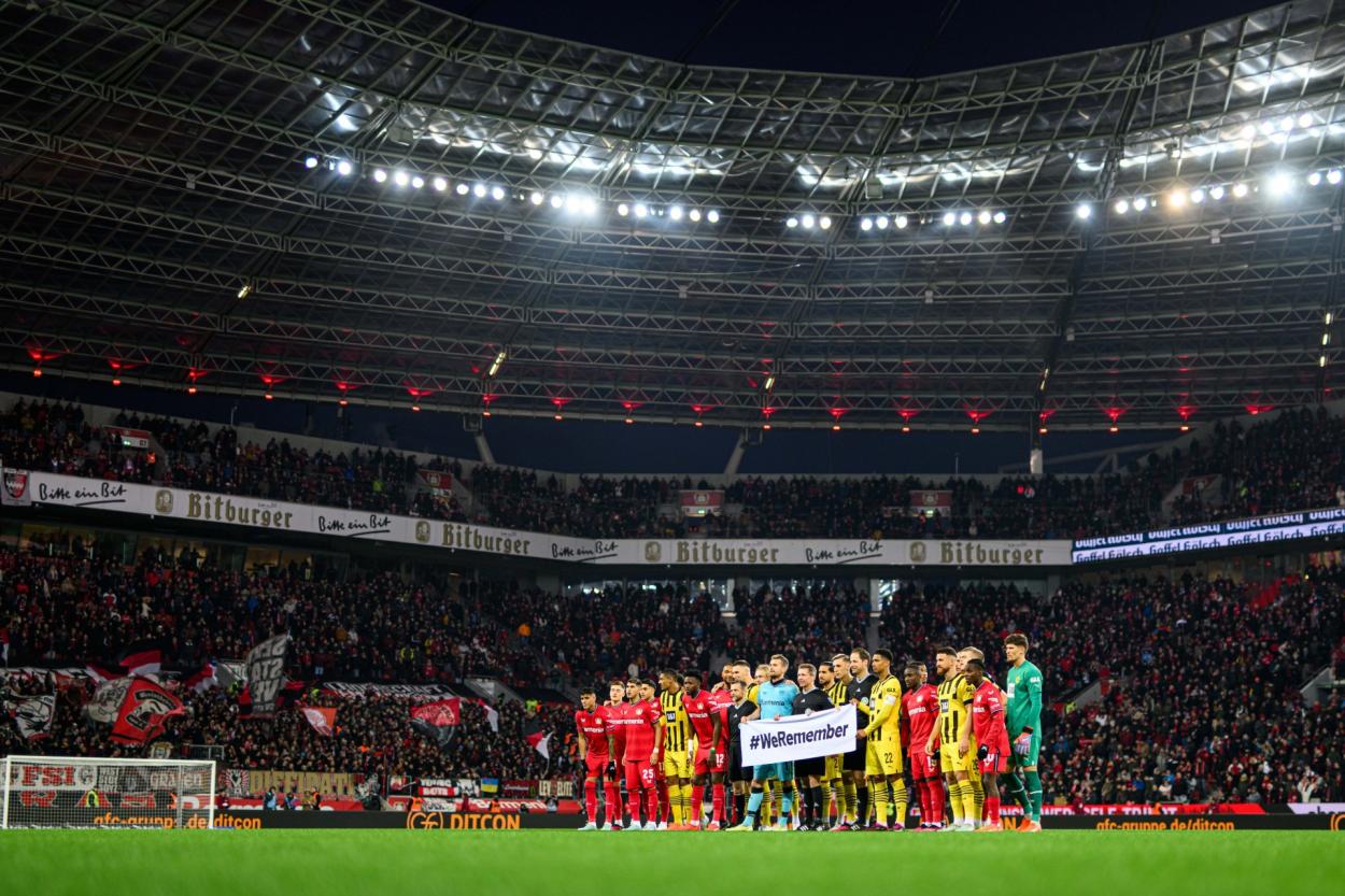 Imagen conmemorativa justo antes del comienzo de partido / Fuente: Bayer 04 Leverkusen