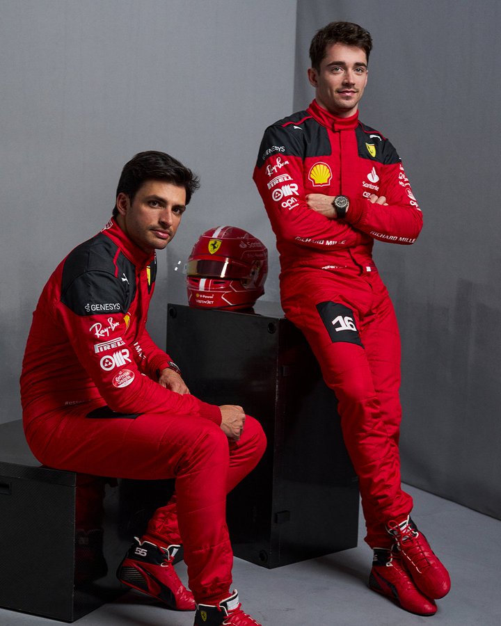 Sainz y Leclerc posando | Fuente: Twitter @F1