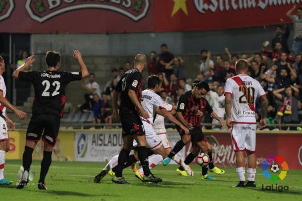 Momento en el que Folch marca el gol del Reus. (Foto: LaLiga)