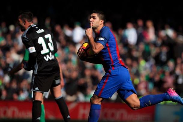 Luis Suarez esulta dopo il gol del pareggio del Barcellona col Betis