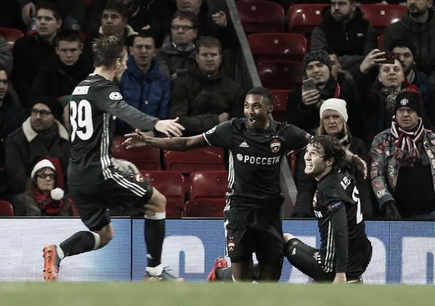 Los jugadores del CSKA Moscú festejan lo que era su victoria parcial | Foto: ManUtd