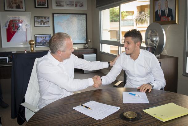 Jovatic junto al director deportivo del Mónaco luego de firmar su contrato. Foto: Sitio oficial del AS Mónaco.