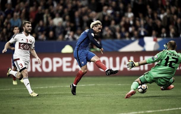 Antoine Griezmann define para abrir el marcador | Foto: UEFA