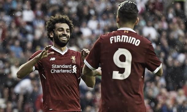 Salah saluda a su asistidor, Firmino | Foto: @LFC