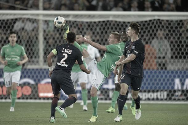 Thiago Silva en la disputa del balón en el partido del PSG contra el St. Étienne. Foto: Twitter del St. Étienne