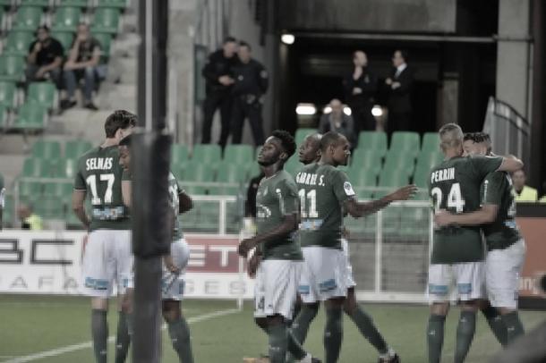 Los jugadores del St-Étienne festejan el primer tanto del encuentro. Foto: