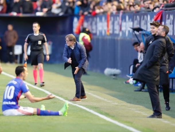 Anquela trata de arengar a sus futbolistas mientras Linares pide explicaciones al cuarto árbitro. | Imagen: Real Oviedo