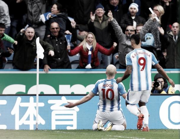 Mooy abrió la cuenta para el Huddersfield | Foto: Premier League