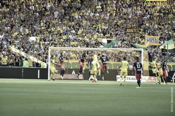 Cabezazo de Mariano que se va por arriba. El Nantes defiende. Foto: twitter.com/FCNantes