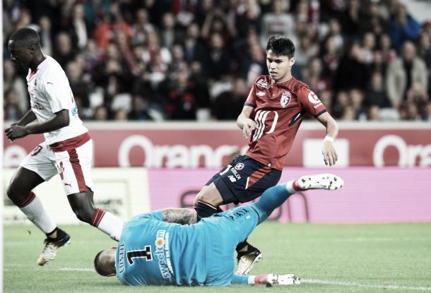 Costil atrapa la pelota para evitar el gol del Lille. Foto: https://twitter.com/losclive